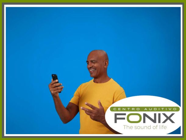 Hombre hablando por telefono